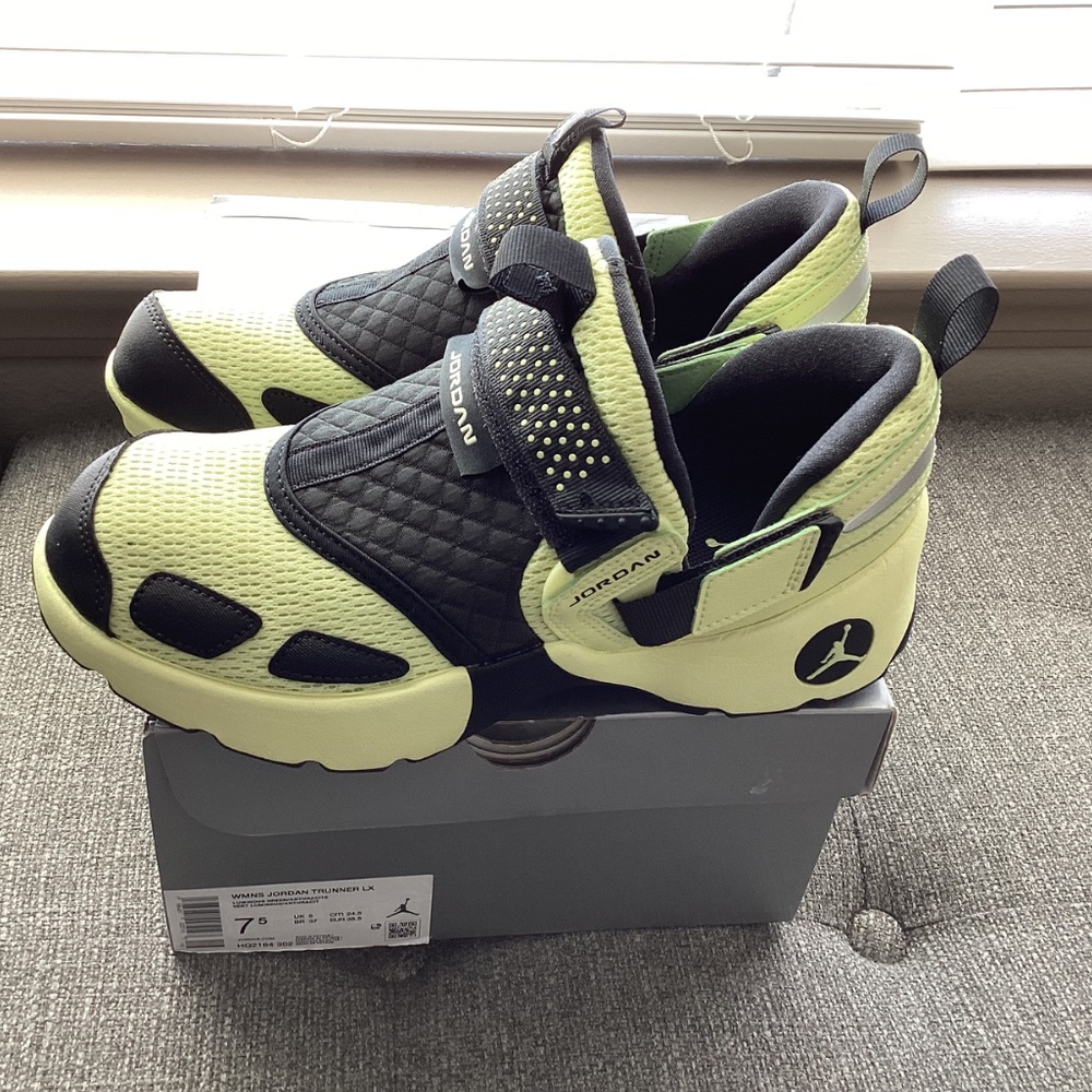 Jordan Trunner LX Sneaker (Women) 7.5M - Picture 5 of 13